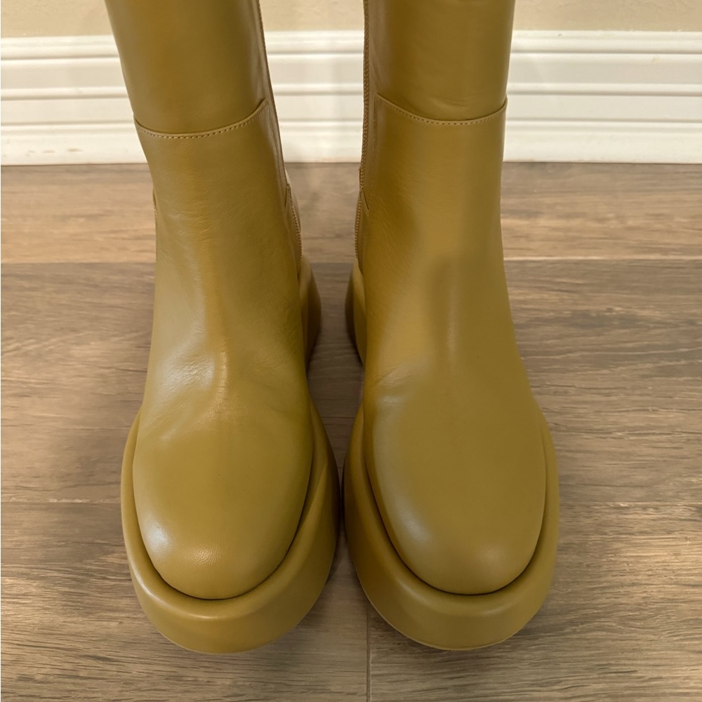 Paloma Barcelo Frida Iris Ochre